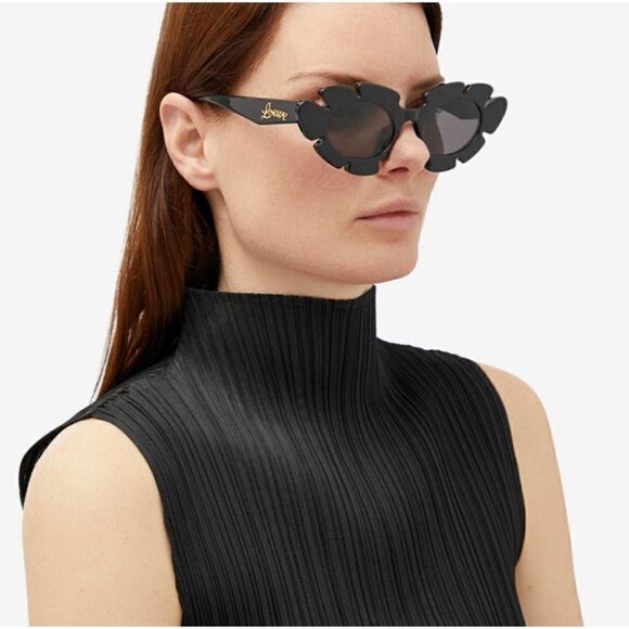 Loewe Paula Ibiza Flower
Shaped Sunglasses in Black / New in Box and Case - Picture 5 of 10